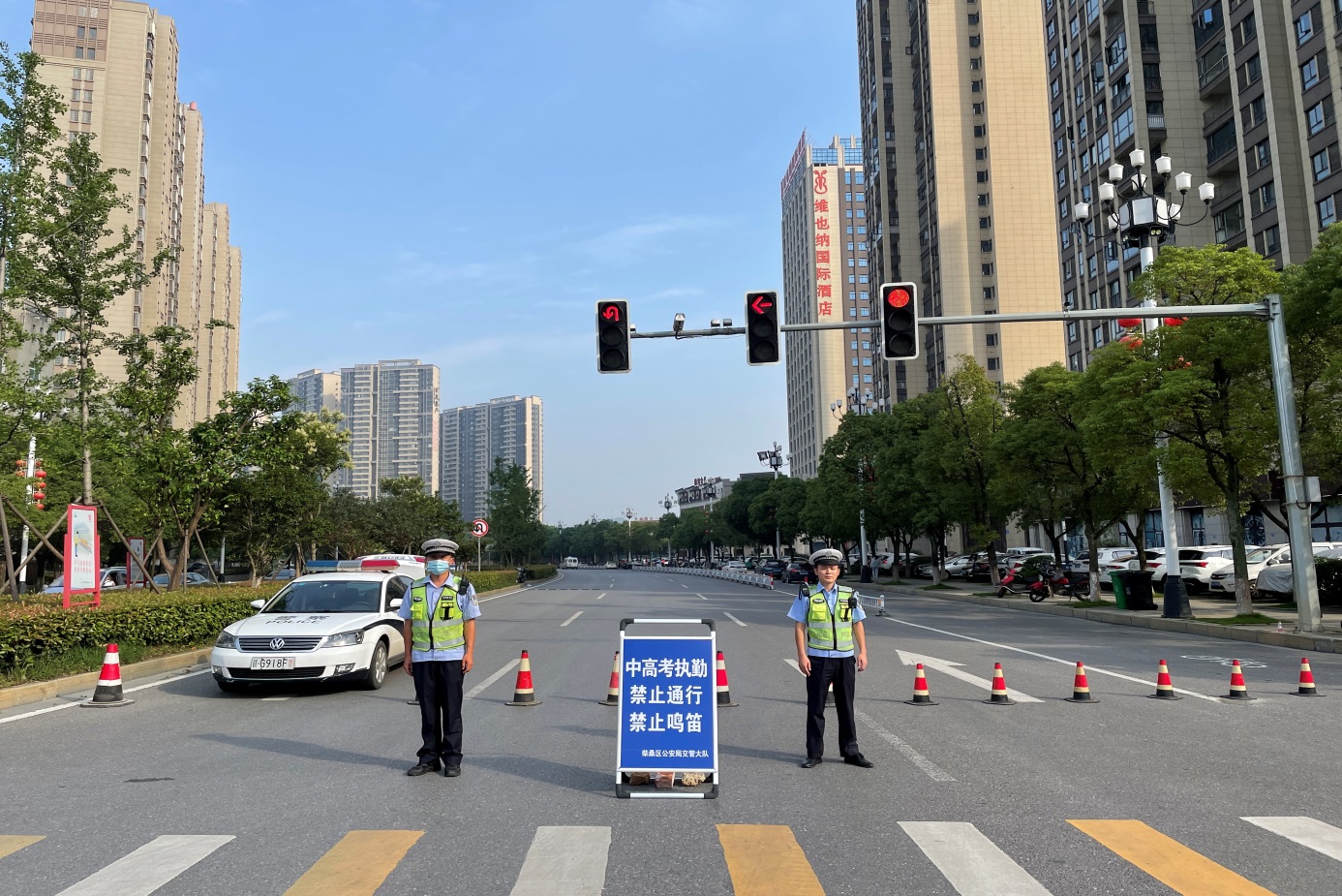 柴桑公安交警全力维护高考道路秩序