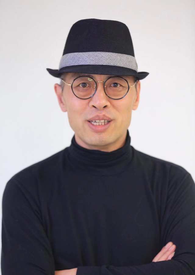 演员姚增强在农村生活下地干活喂鸡不修边幅日常骑摩托出行