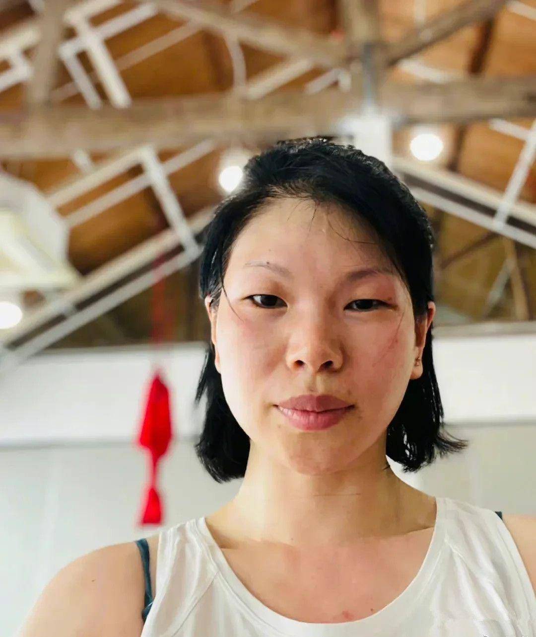 名模吕燕素颜有斑也这么自信,赢在气质和身材,她是罕见的抗老!