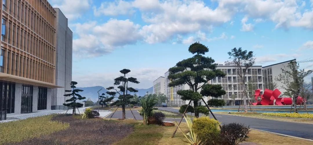 正在招生！由达利捐资10亿元基金兴建的这所学校太美了！休闲区蓝鸢梦想 - Www.slyday.coM