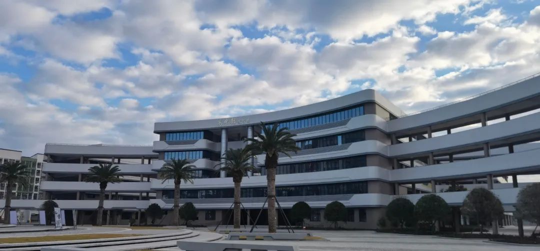 正在招生！由达利捐资10亿元基金兴建的这所学校太美了！休闲区蓝鸢梦想 - Www.slyday.coM