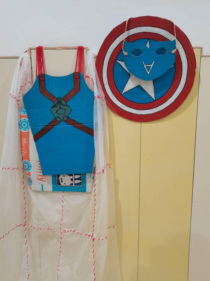 瞧,垃圾袋变成了宝贝身上漂亮的公主裙,纸牌变成了帅气的铠甲,纸箱