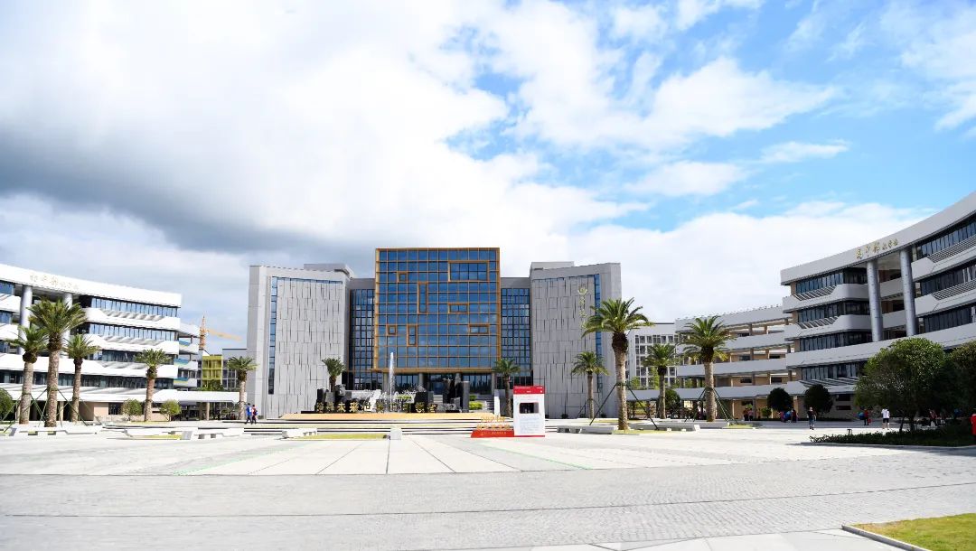 正在招生！由达利捐资10亿元基金兴建的这所学校太美了！休闲区蓝鸢梦想 - Www.slyday.coM