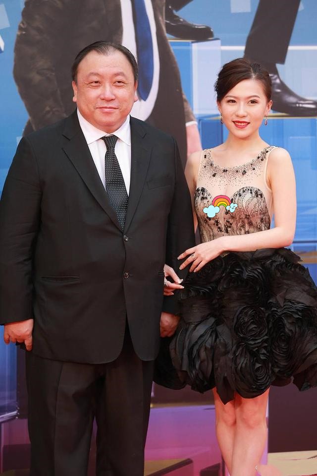 王晶携小女儿走红毯穿花朵裙气质挺出众就是身高有点遗传她爸