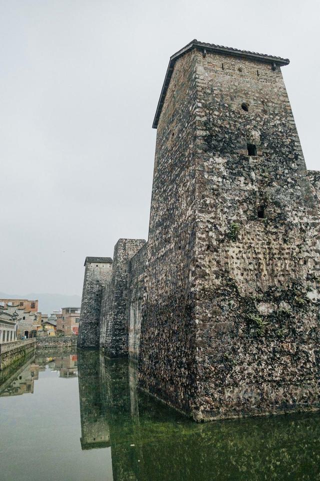 这个古堡在广东都算罕见，我是古香，一定要去拍照休闲区蓝鸢梦想 - Www.slyday.coM
