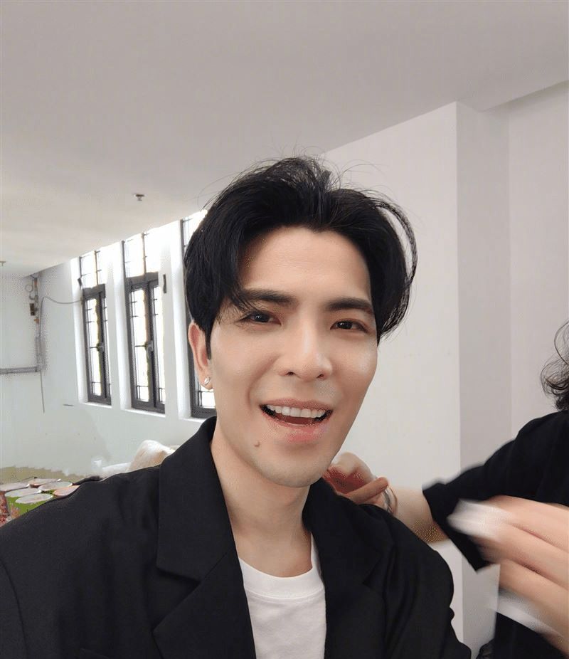 雨神萧敬腾证实已定居成都网友崩溃笑喊别来啊