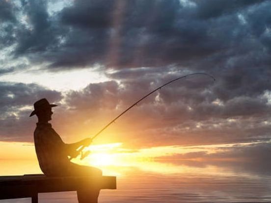 男子河边垂钓，发现水里有动静，看清后气愤不已！休闲区蓝鸢梦想 - Www.slyday.coM