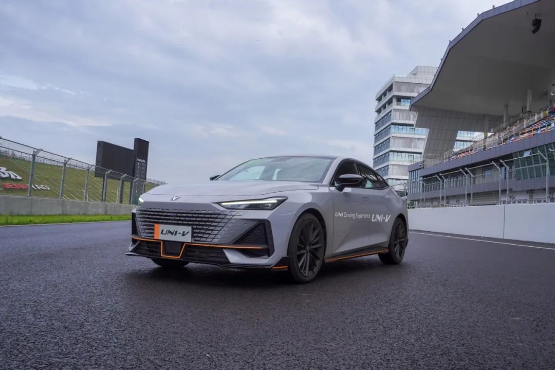 赛道试驾长安uni-v,1.5t爆发188马力,动态表现如何?-新浪汽车