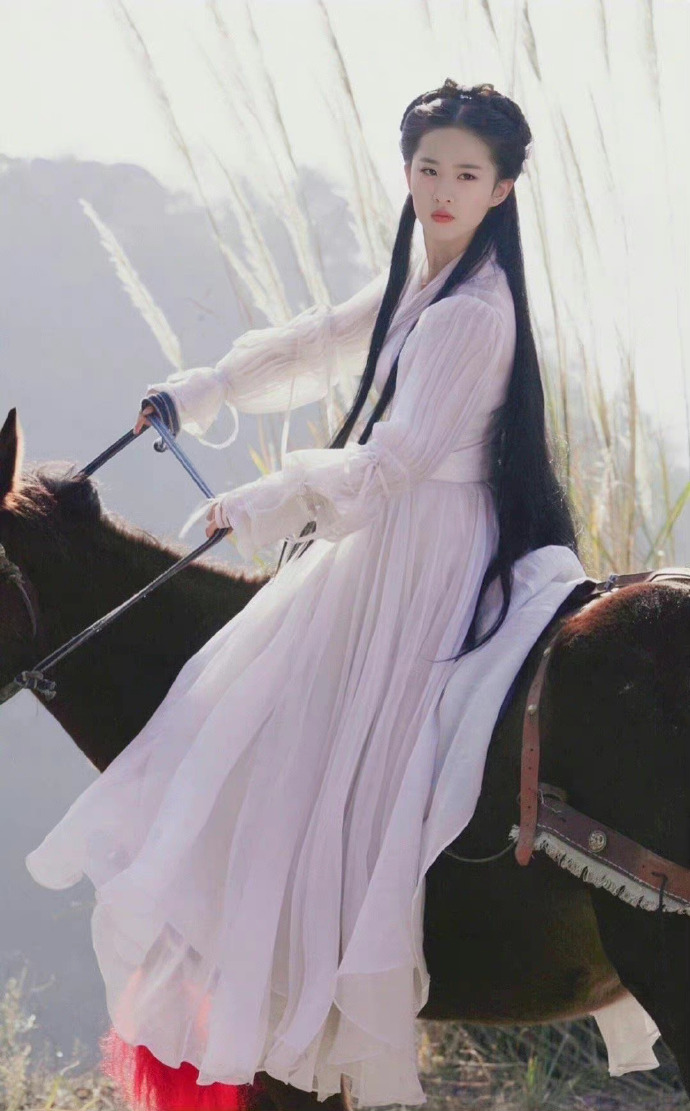 刘亦菲神雕侠侣小龙女的骑马剧照那时候的神仙姐姐好嫩