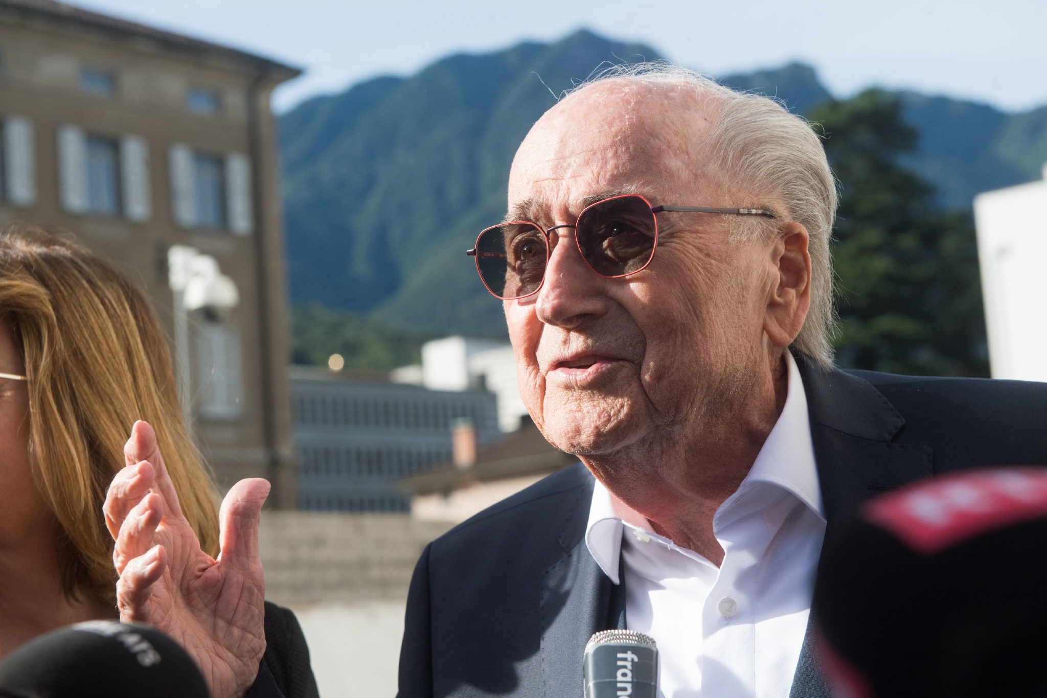 86岁布拉特公开亮相走路步履蹒跚女友小他28岁面临5年监禁