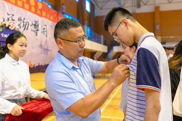 余姚市梨洲中学举行八年级离队暨共青团新团员入团仪式