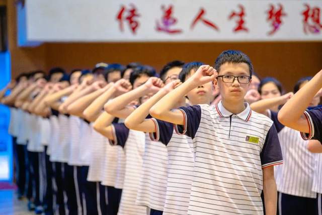 余姚市梨洲中学举行八年级离队暨共青团新团员入团仪式