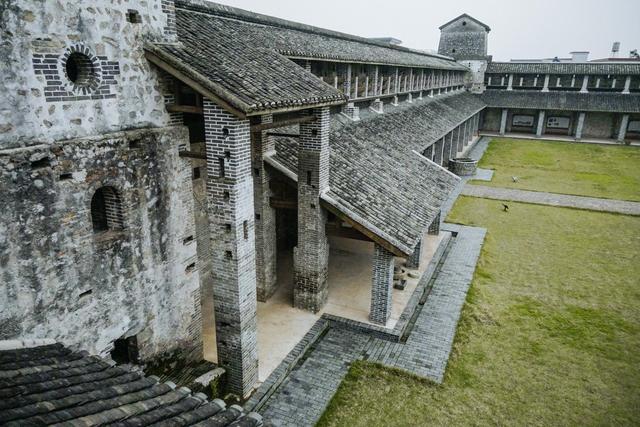 这个古堡在广东都算罕见，我是古香，一定要去拍照休闲区蓝鸢梦想 - Www.slyday.coM