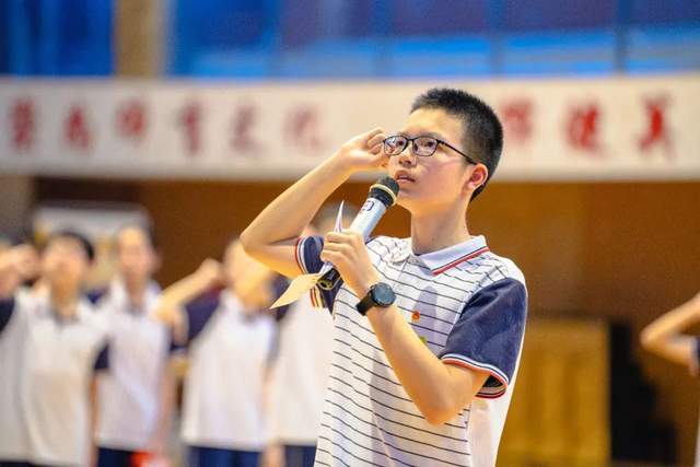 余姚市梨洲中学举行八年级离队暨共青团新团员入团仪式