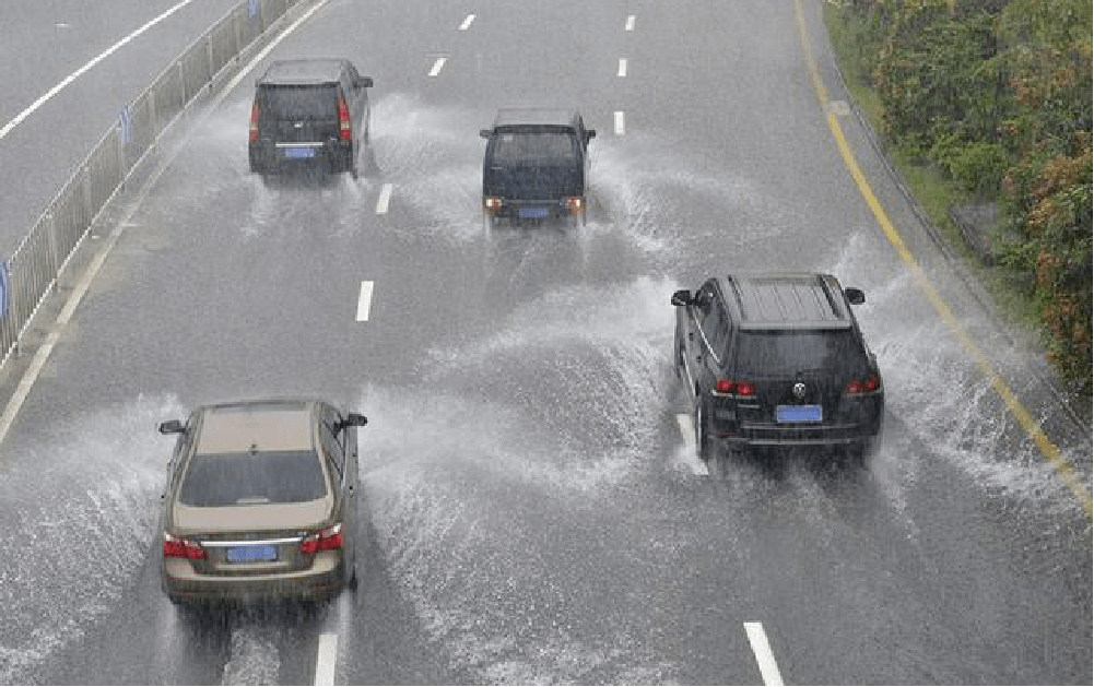雨天路面湿滑,安全开车或走路都要注意防范的几点-新浪汽车