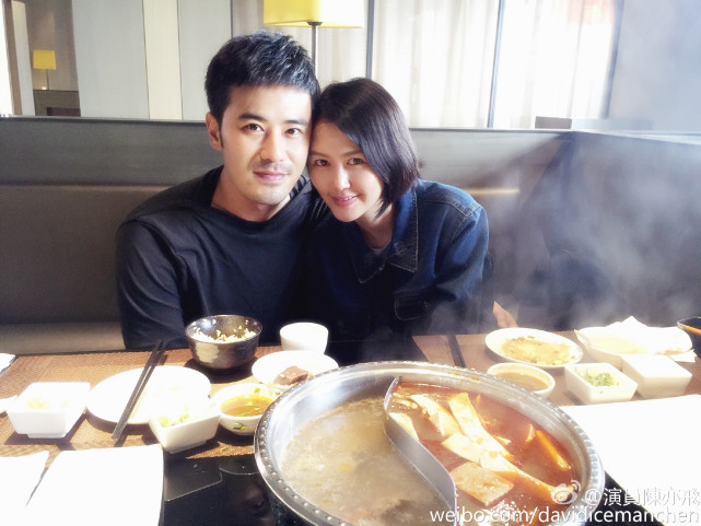 人生赢家谭维维陈亦飞带儿女外出购物夫妻甜蜜恩爱似初恋