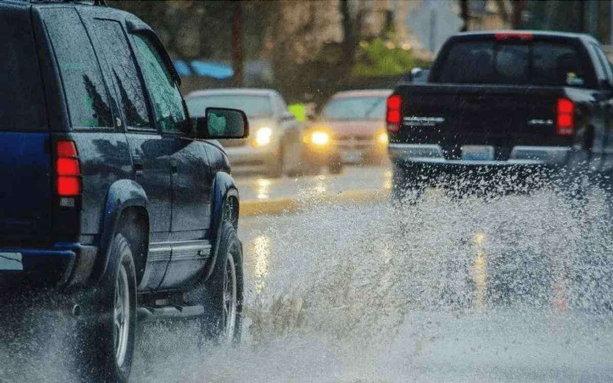 老司机提醒雨天路面湿滑安全开车或走路都要注意防范的几点