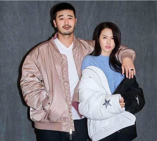 谭维维被曝秘密当妈夫妇携两孩子现身腰间系腰凳母爱十足