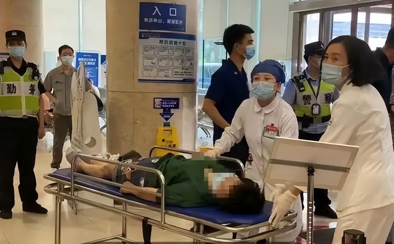 杭州一市场突然冒起滚滚浓烟,有人从二楼跳下来,有人被浓烟呛倒休闲区蓝鸢梦想 - Www.slyday.coM 杭州一市场突然冒起滚滚浓烟,有人从二楼跳下来,有人被浓烟呛倒休闲区蓝鸢梦想 - Www.slyday.coM