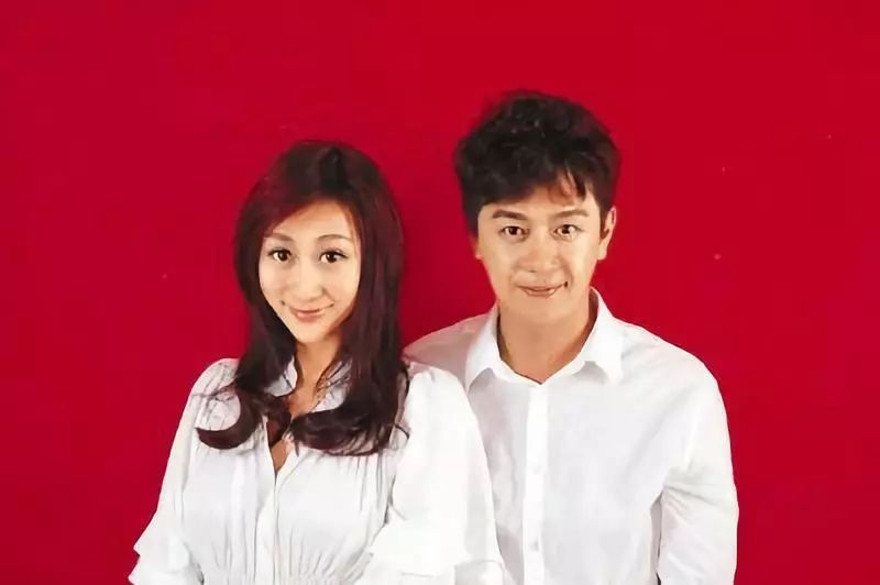 36岁蒋丽莎疑似怀5胎5年生了四胎老公和别的女孩亲密喂食