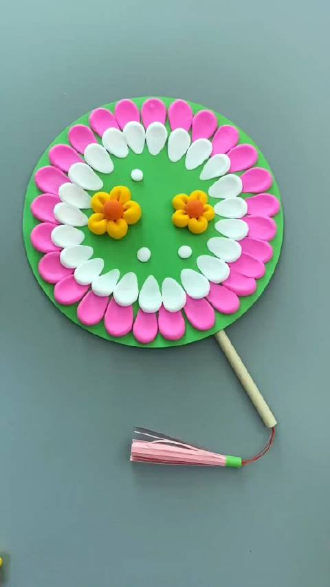 天气越来越热了,用粘土做一个漂亮的花扇子吧幼儿手工_手机新浪网