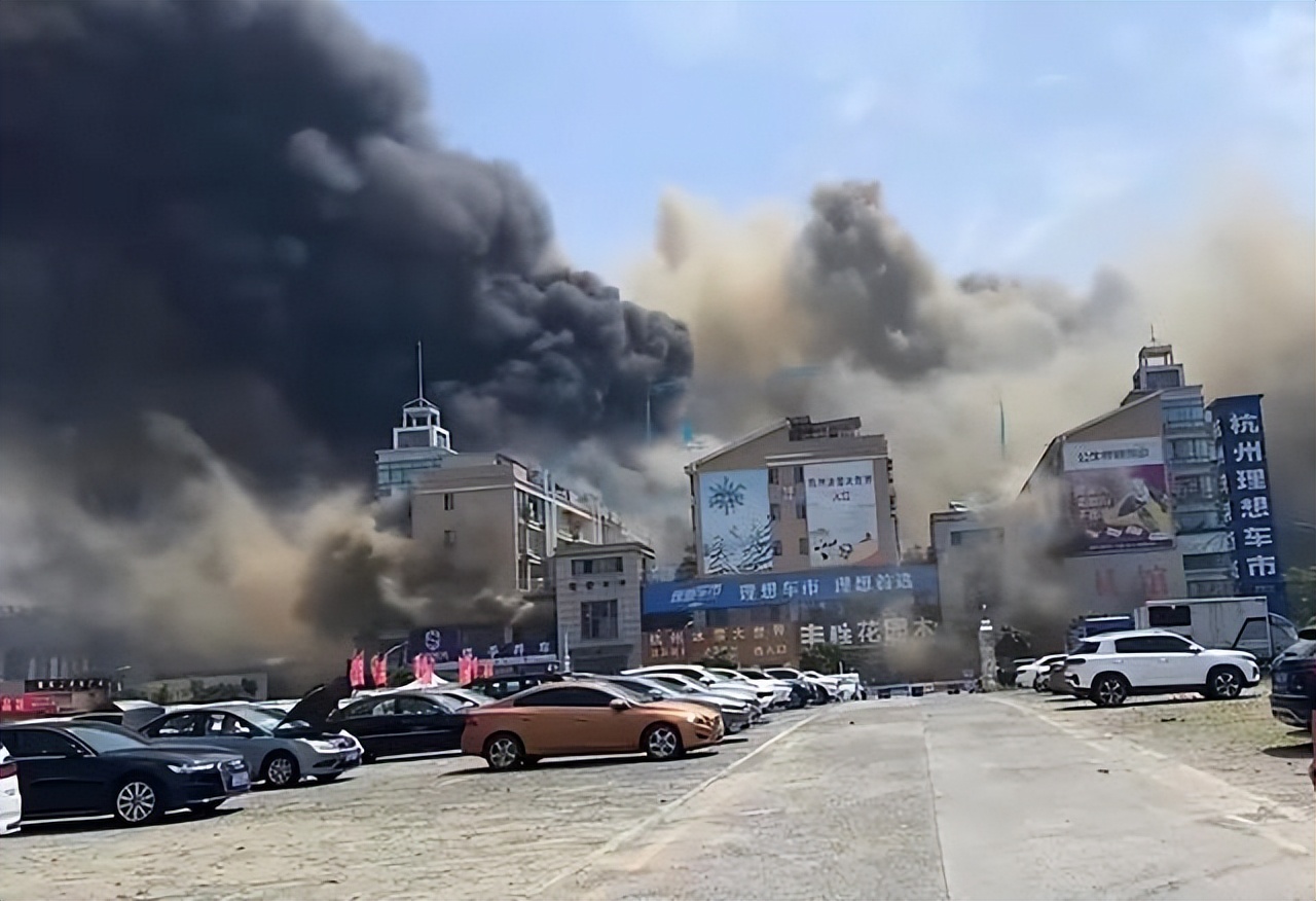 杭州一市场突然冒起滚滚浓烟,有人从二楼跳下来,有人被浓烟呛倒休闲区蓝鸢梦想 - Www.slyday.coM 杭州一市场突然冒起滚滚浓烟,有人从二楼跳下来,有人被浓烟呛倒休闲区蓝鸢梦想 - Www.slyday.coM