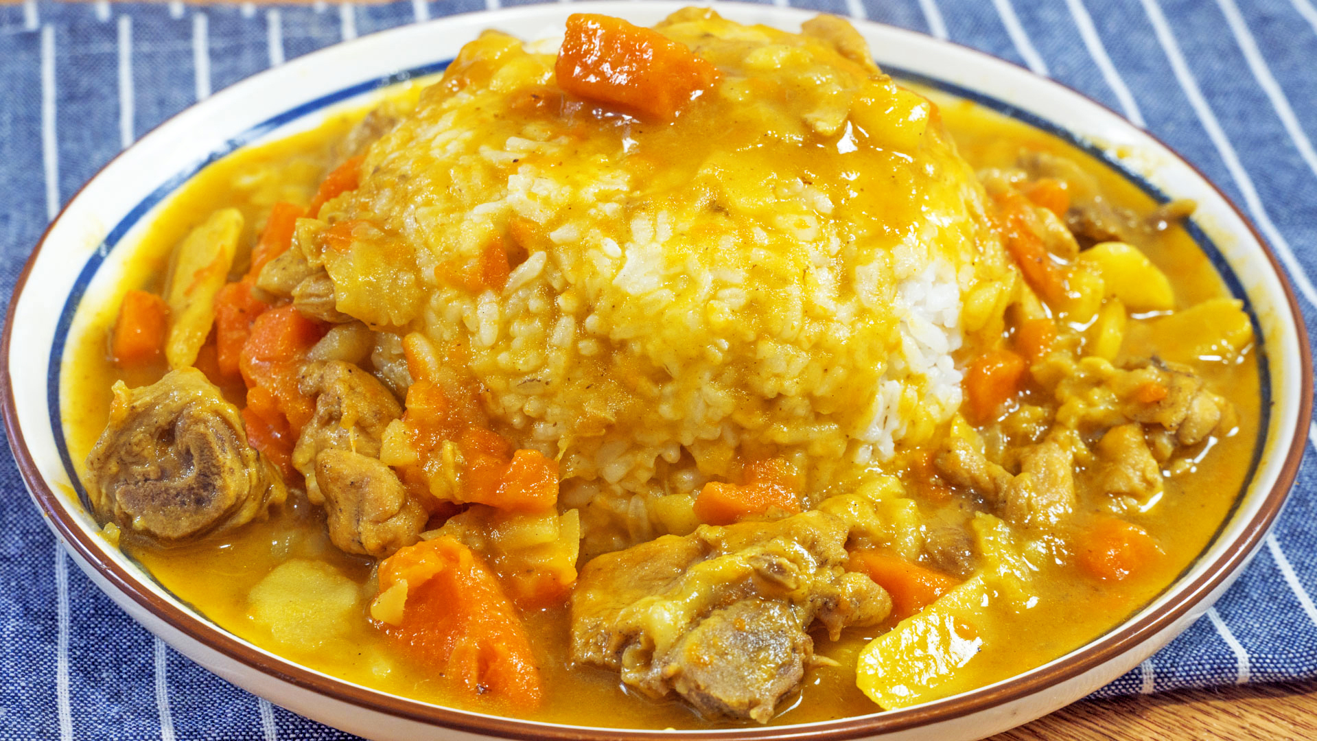 鸡腿2个,土豆3个,胡萝卜1个,洋葱半个,加咖喱酱适量1,先准备两个大