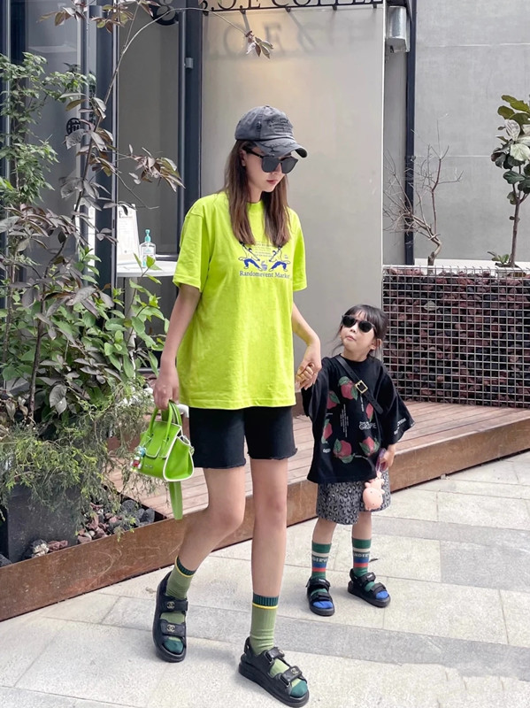 现代人当妈后越发会打扮这位辣妈穿短裤带娃逛街美成一道风景