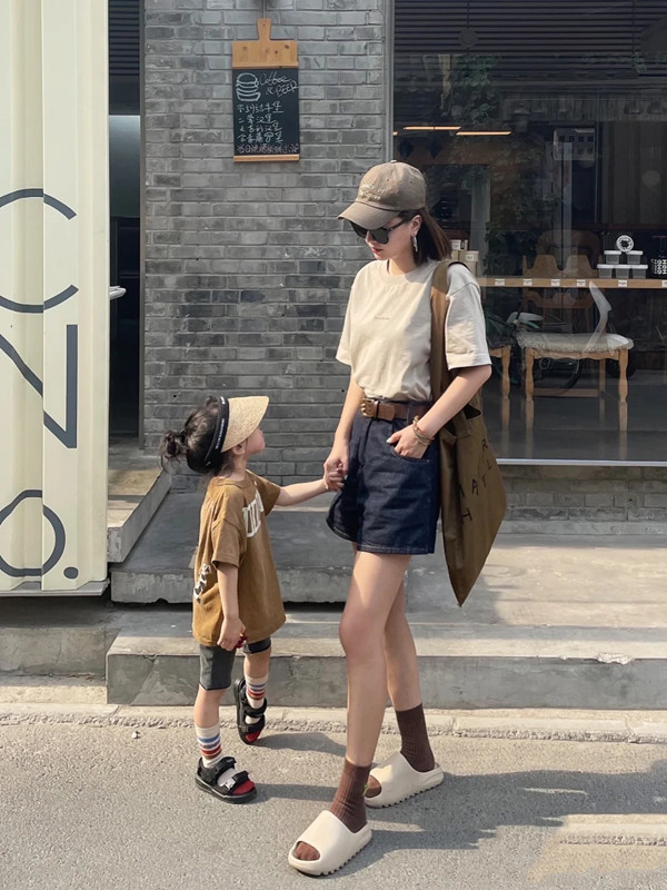现代人当妈后越发会打扮这位辣妈穿短裤带娃逛街美成一道风景