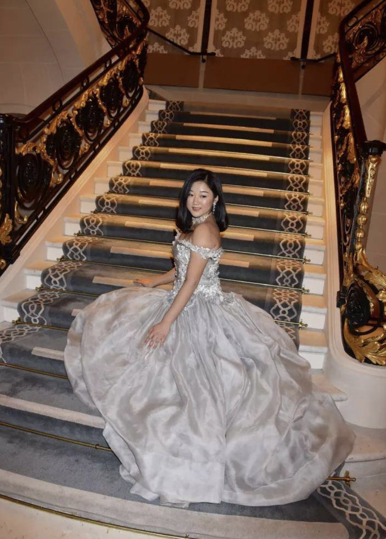 何超欣毕业后现身南京为闺蜜袁九儿庆生两人吃街边小吃接地气