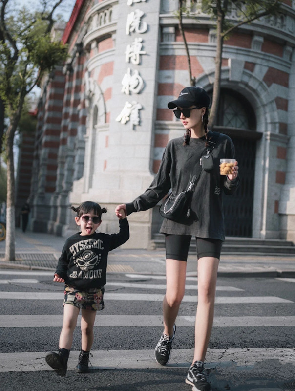 现代人当妈后越发会打扮这位辣妈穿短裤带娃逛街美成一道风景