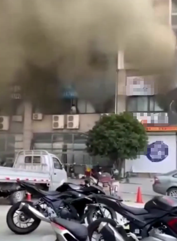 杭州一市场突然冒起滚滚浓烟,有人从二楼跳下来,有人被浓烟呛倒休闲区蓝鸢梦想 - Www.slyday.coM 杭州一市场突然冒起滚滚浓烟,有人从二楼跳下来,有人被浓烟呛倒休闲区蓝鸢梦想 - Www.slyday.coM