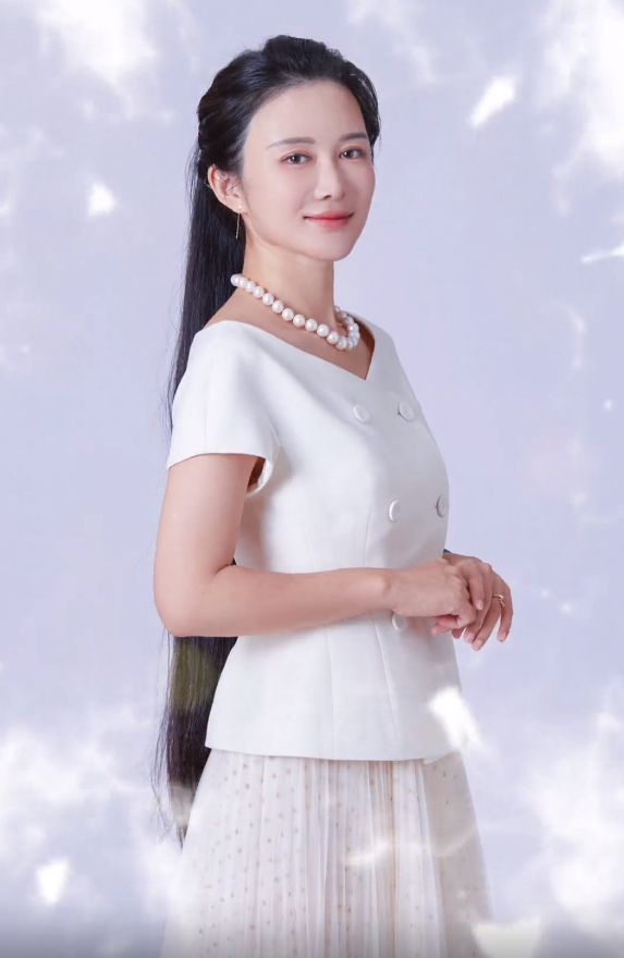 71岁张纪中晒老婆写真大片40岁杜星霖秀小蛮腰越穿越年轻