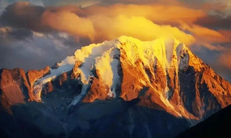 四川有座雪山,是“川西环线上的王冠”,坐落在三地交界处休闲区蓝鸢梦想 - Www.slyday.coM 四川有座雪山,是“川西环线上的王冠”,坐落在三地交界处休闲区蓝鸢梦想 - Www.slyday.coM