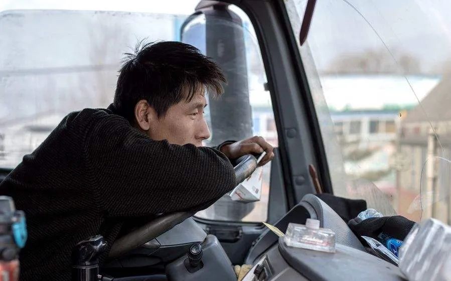 别再说卡车司机挣得多了那些你没看见的支出多了去了