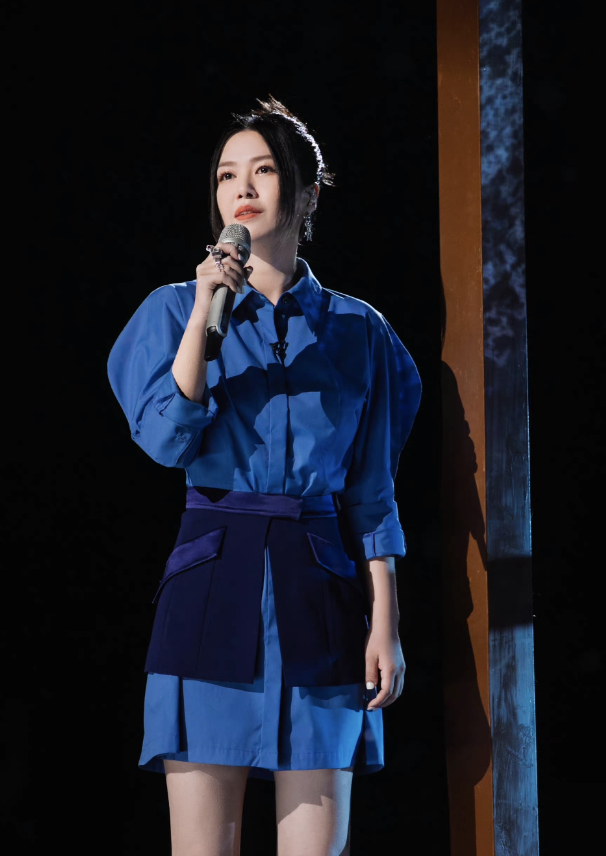 当妈妈了？谭维维和老公带儿女外出，孩子们个头一样大疑为龙凤胎休闲区蓝鸢梦想 - Www.slyday.coM