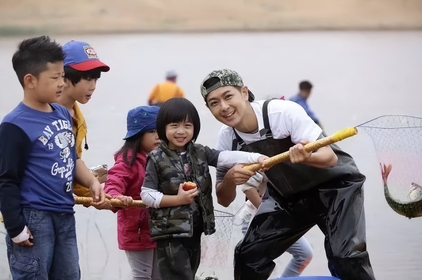 林志颖晒kimi游泳腿也太长了吧比爸爸高目测快要一米八