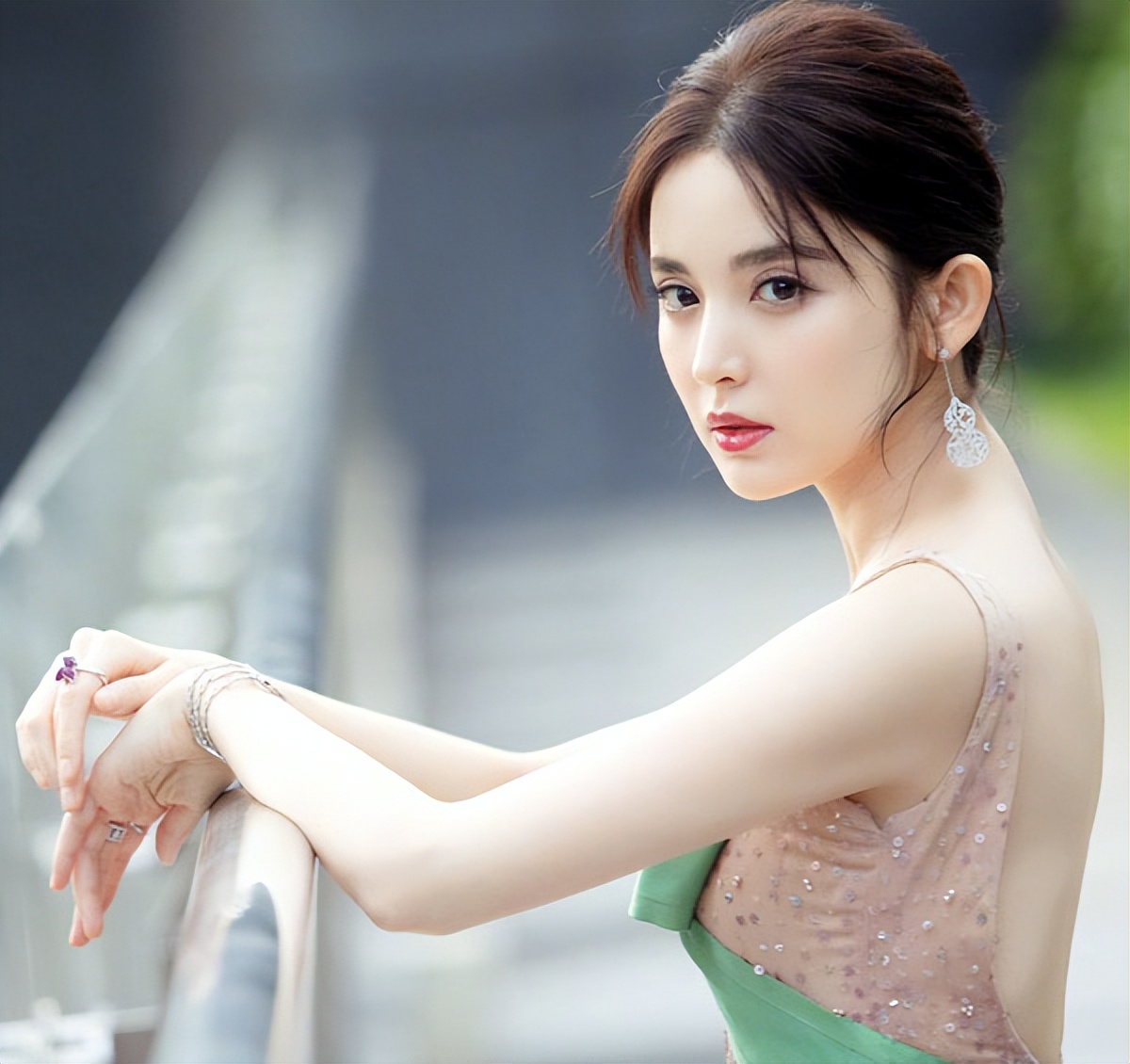 拒绝周星驰的邀请，与张翰苦恋2年分手，30岁美得像花一样休闲区蓝鸢梦想 - Www.slyday.coM