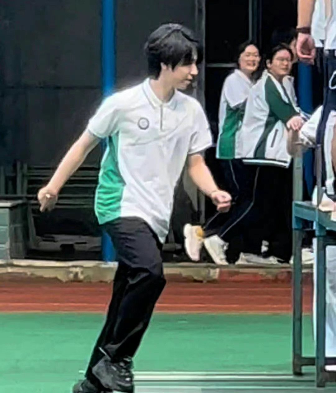 贺峻霖回高中拍毕业照