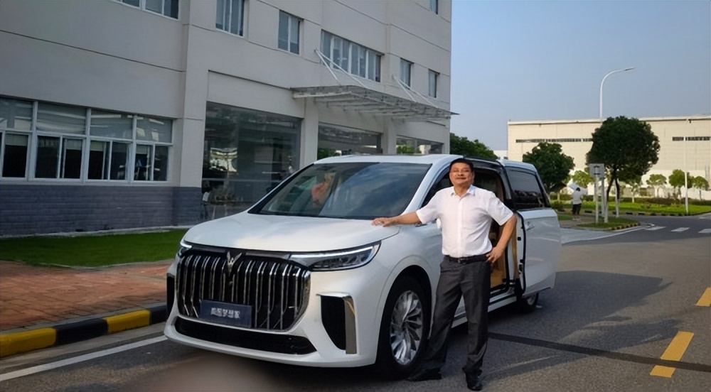 湖北省武汉城市圈商贸服务协会党委书记章骏带队赴岚图汽车考察|商会