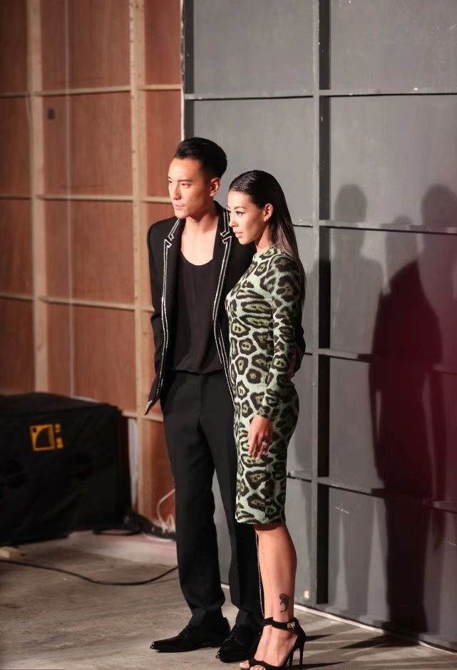 王阳明老婆好辣穿豹纹裙不扮嫩却秀曲线成熟似姐姐却挺美的