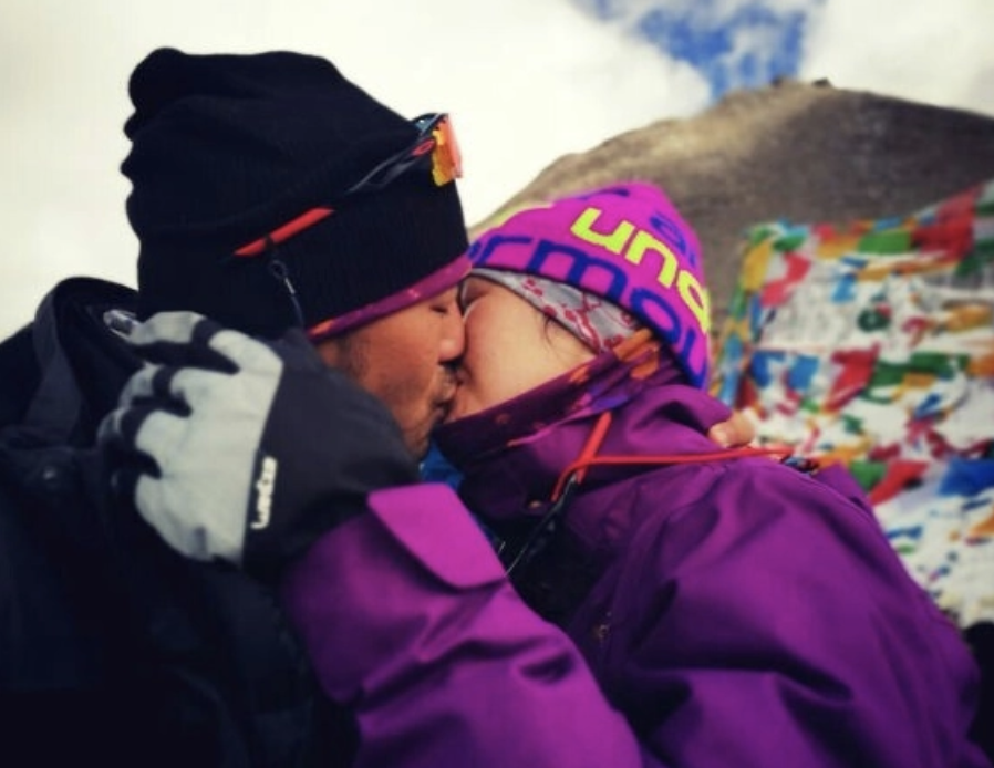 当妈妈了？谭维维和老公带儿女外出，孩子们个头一样大疑为龙凤胎休闲区蓝鸢梦想 - Www.slyday.coM