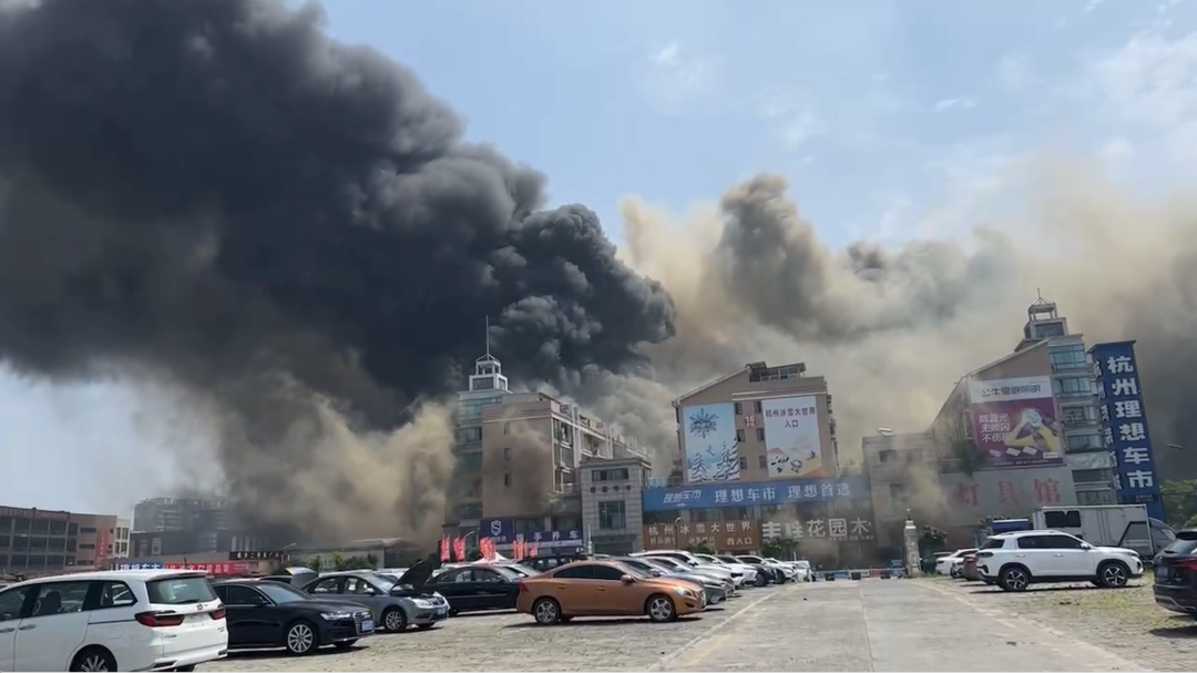 杭州一市场突然冒起滚滚浓烟,有人从二楼跳下来,有人被浓烟呛倒休闲区蓝鸢梦想 - Www.slyday.coM 杭州一市场突然冒起滚滚浓烟,有人从二楼跳下来,有人被浓烟呛倒休闲区蓝鸢梦想 - Www.slyday.coM