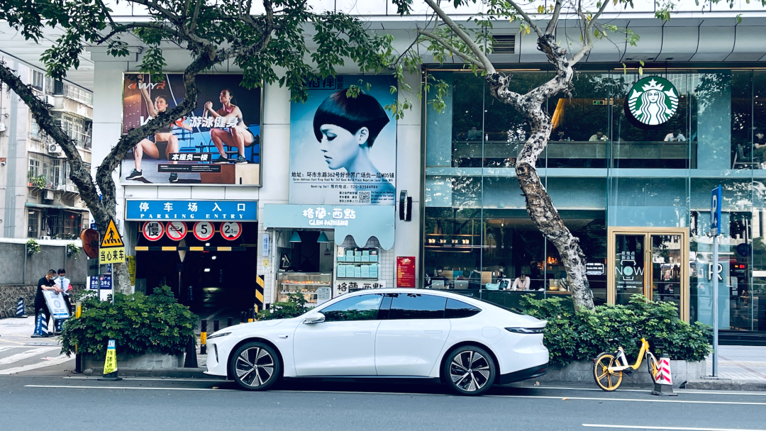 连宾利车主都要抢车位，你还敢买电动车么？休闲区蓝鸢梦想 - Www.slyday.coM