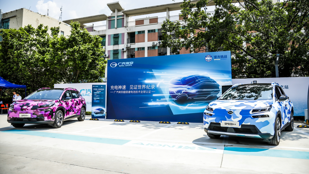 连宾利车主都要抢车位，你还敢买电动车么？休闲区蓝鸢梦想 - Www.slyday.coM