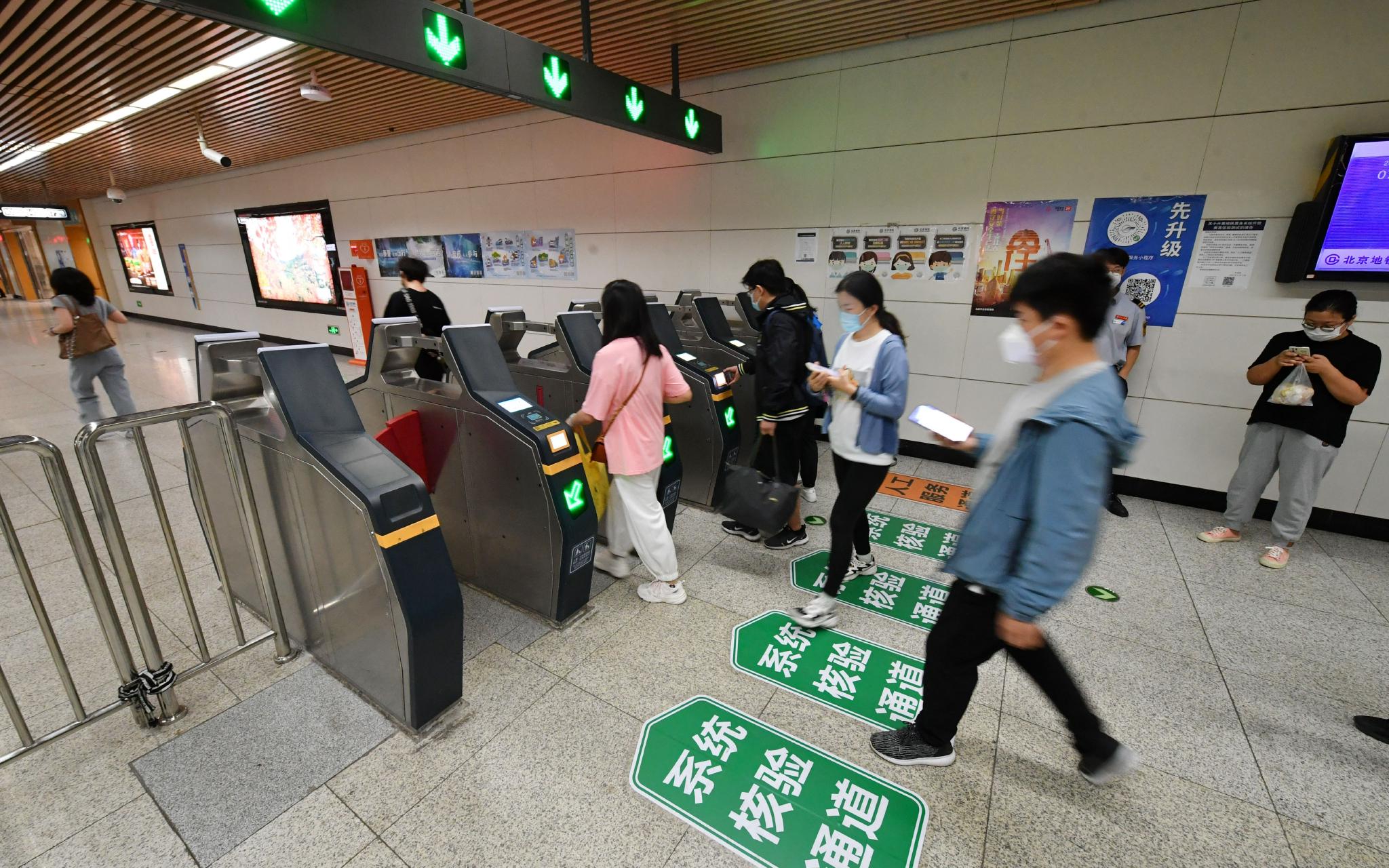 地铁十里河站,乘客刷卡刷码进站,自动核验健康码信息.