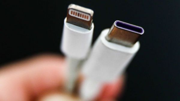 USB Type-C充电接口(右)和苹果专用数据线（英国广播公司网站）