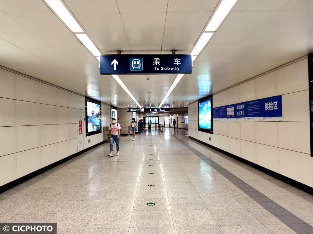 在北京地铁10号线长春桥站,乘客乘坐地铁后准备出站.