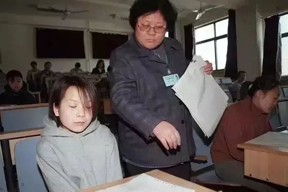 2022年6月8/9日：“高考结束，请考生立即停笔…….”回顾高考45年，每一张照片都是一代人的青春休闲区蓝鸢梦想 - Www.slyday.coM