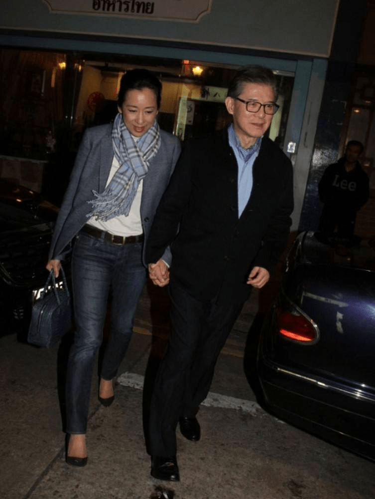 朱玲玲跟老公像在热恋期打一把伞还互喂甜食比年轻人还恩爱